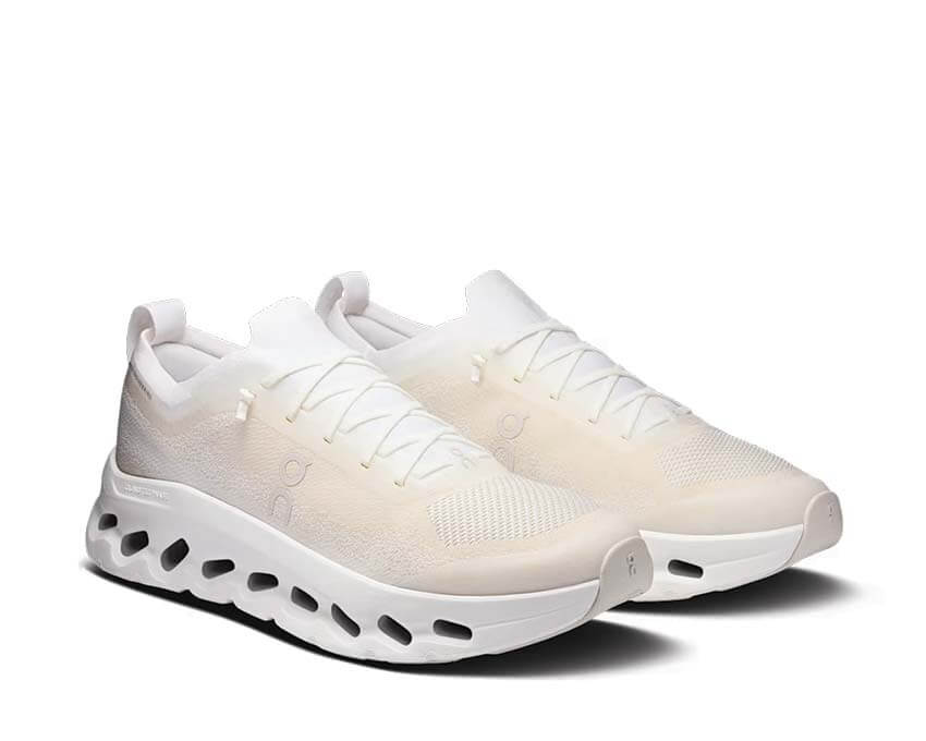 On Cloudtilt Moon "White"
